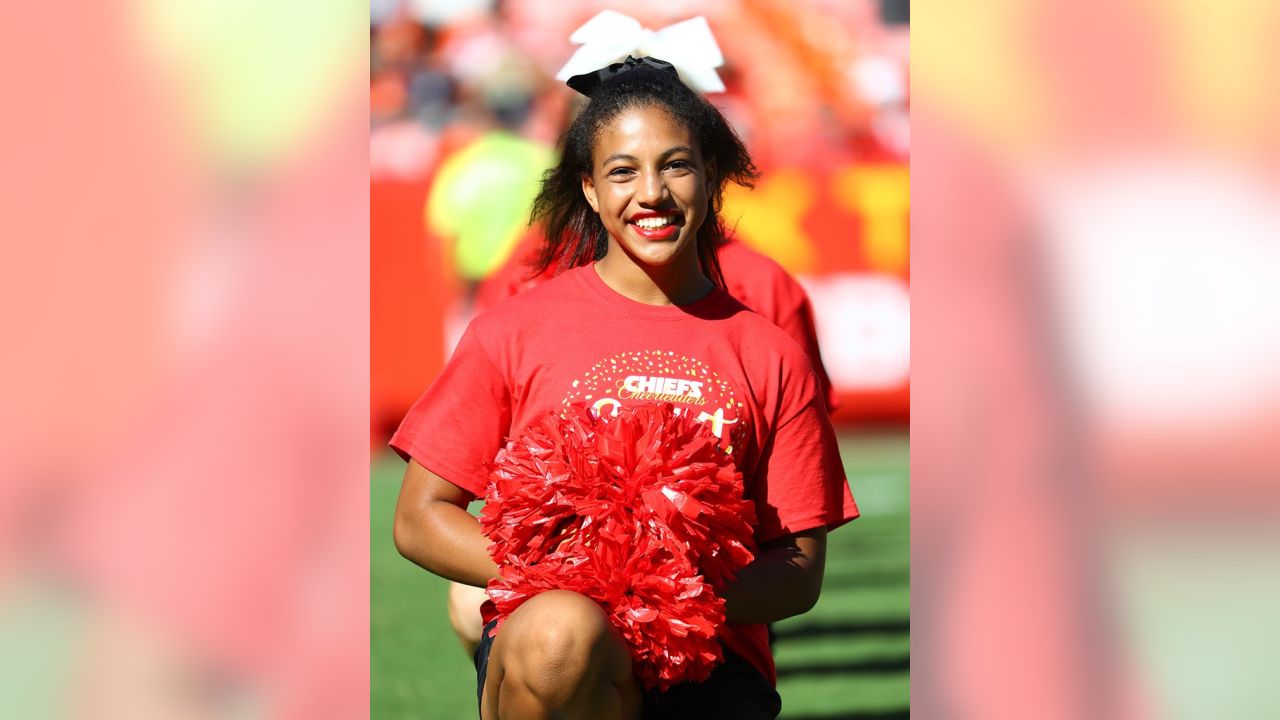 Chiefs, mother and daughter, celebrate 60 seasons of cheer with halftime  performance