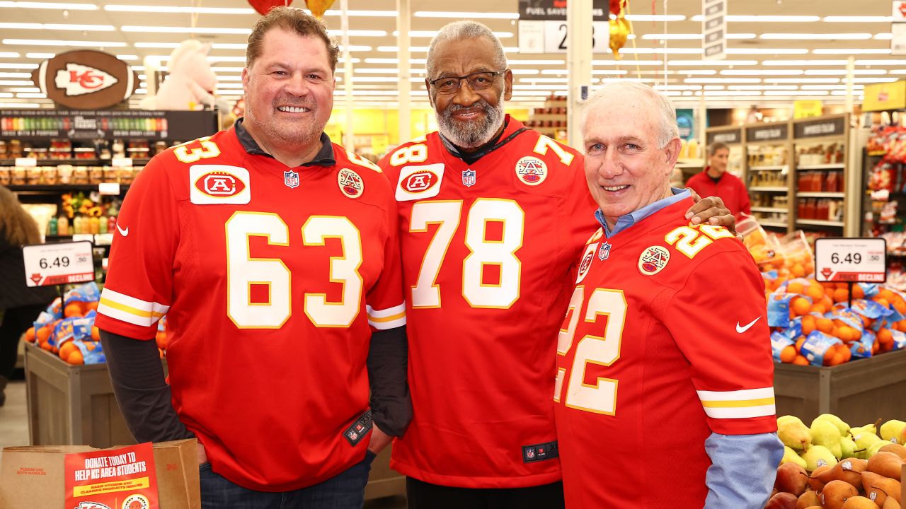 Clinton Pkwy Hy-Vee on X: Kick off your season right with 20% off on all  Kansas City Chiefs merchandise this Friday, Saturday, and Sunday, at your  Lawrence Hy-Vee!  / X