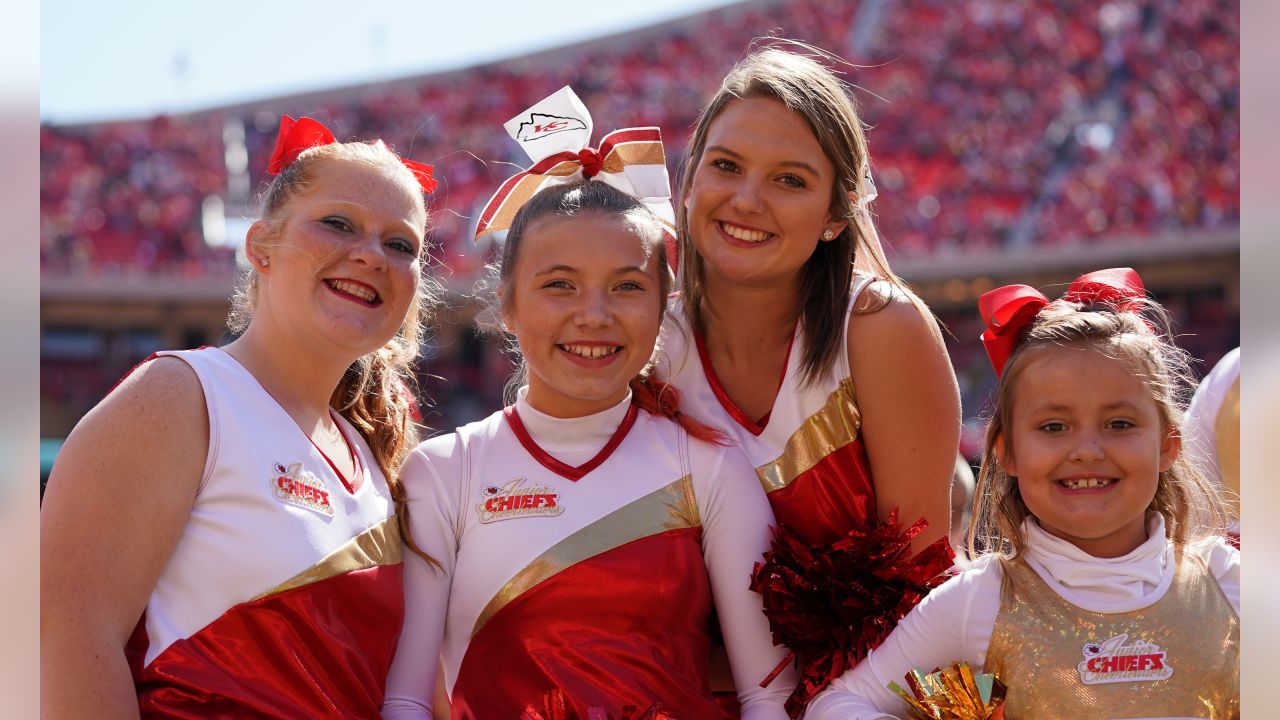 Chiefs, mother and daughter, celebrate 60 seasons of cheer with halftime  performance