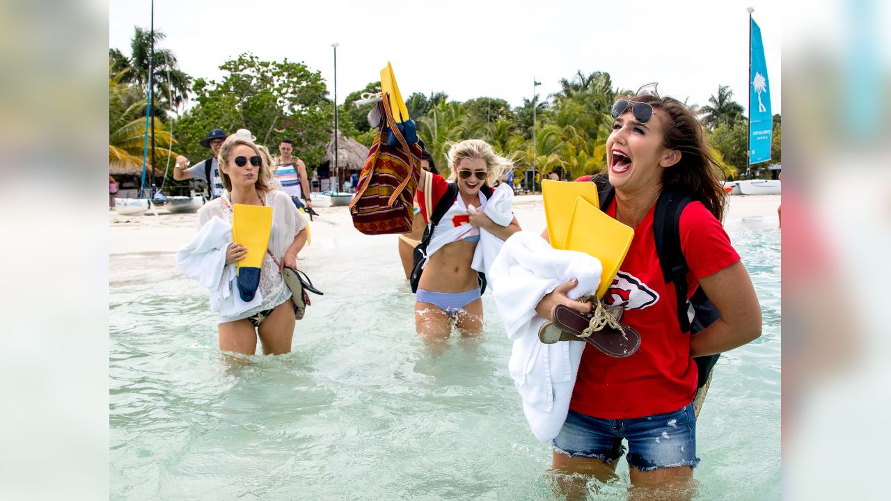 Photo Gallery: Cheerleader Calendar, BTS 3