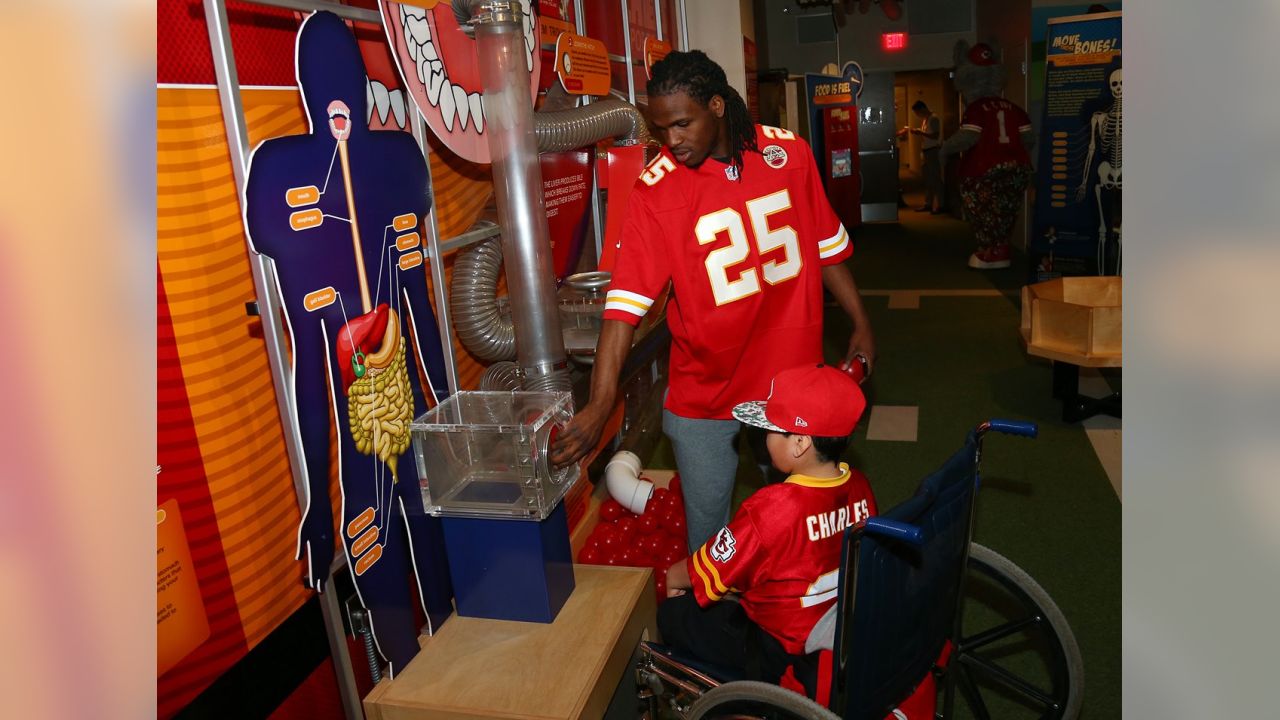 Jamaal Charles runs through Chiefs locker room as Flash for Halloween  (Video)