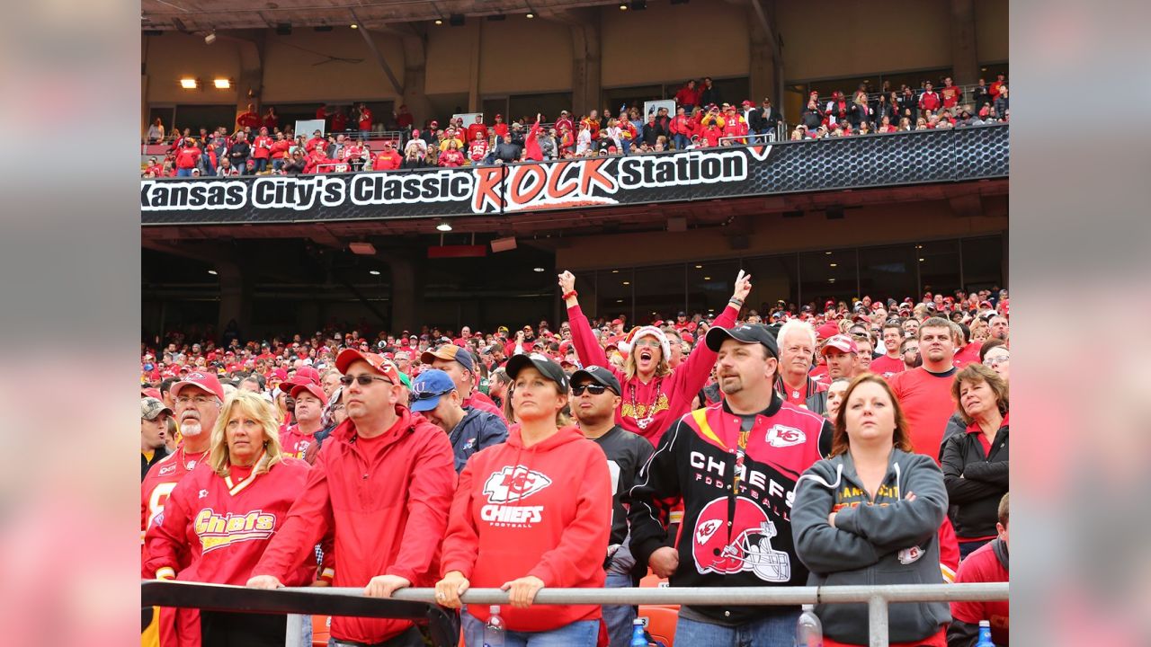 Kansas City Chiefs vs. Las Vegas Raiders. Fans support on NFL Game.  Silhouette of supporters, big screen with two rivals in background Stock  Photo - Alamy