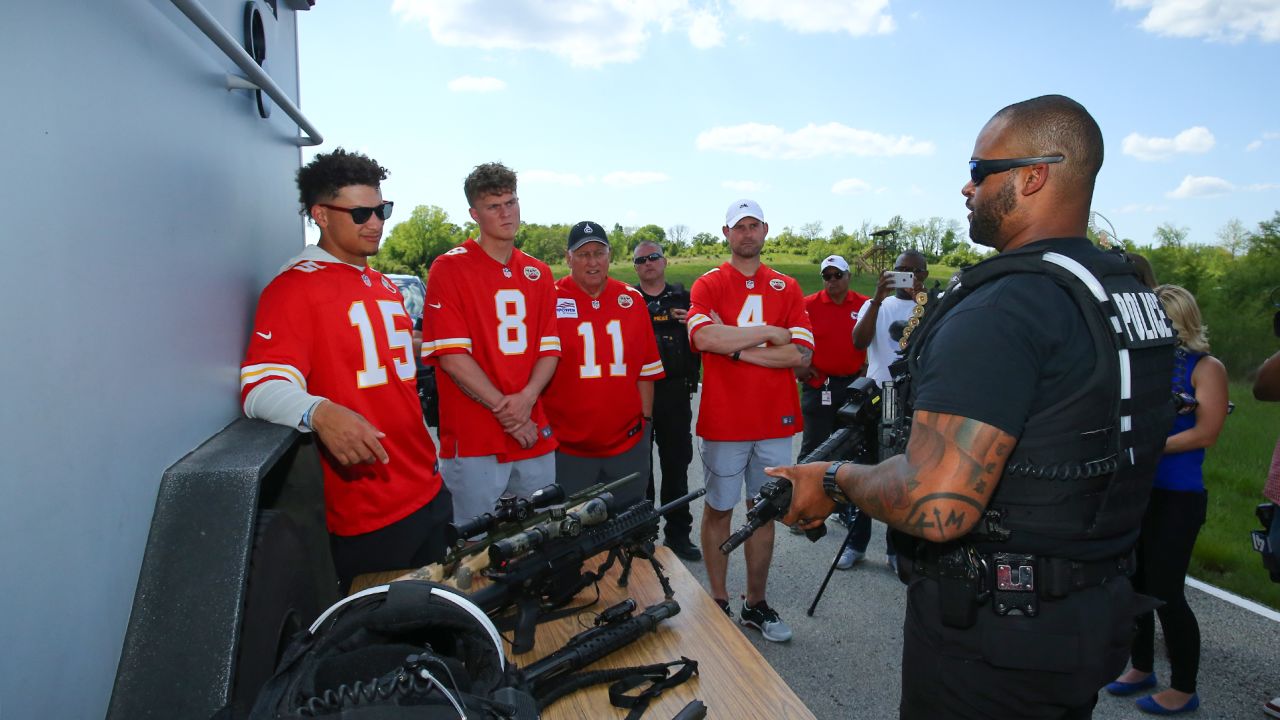 Patrick Mahomes Leads Visit to KC Regional Police Academy in Honor of  National Police Week