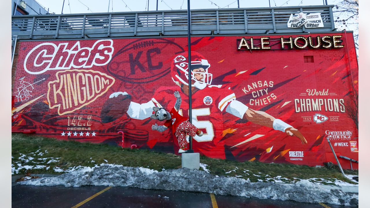 Chiefs mural from KCK home moved to Lake of the Ozarks