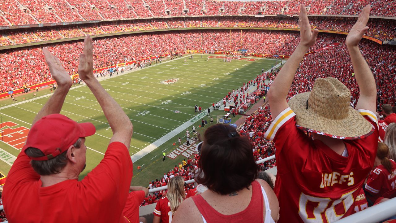 Kansas City, MO, USA. 27th Dec, 2015. Kansas City Chiefs cheerleaders  perform during the NFL game between the Cleveland Browns and the Kansas  City Chiefs at Arrowhead Stadium in Kansas City, MO.