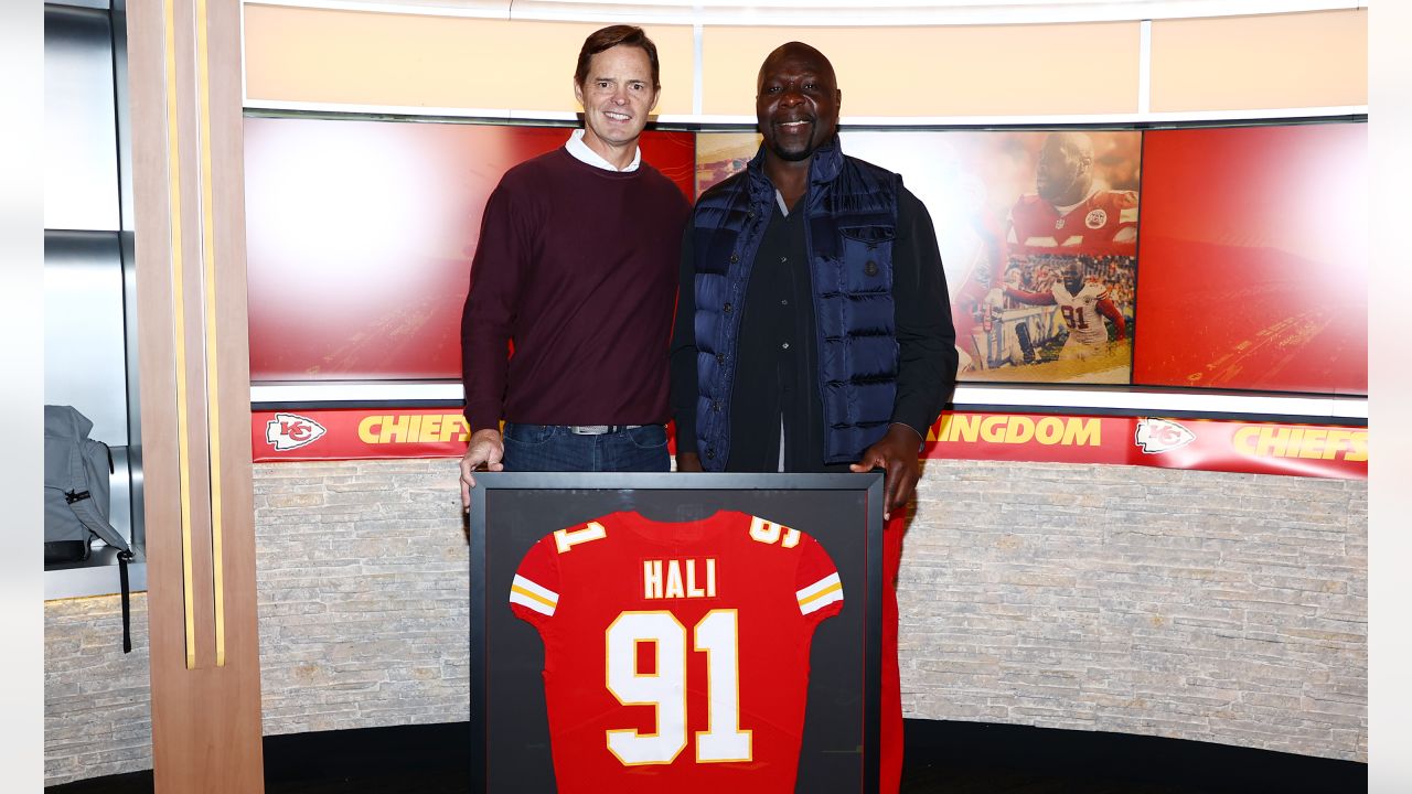 CHIEFS KINGDOM — Forever a Chief: Kansas City signs Tamba Hali so he can  retire as a Chief