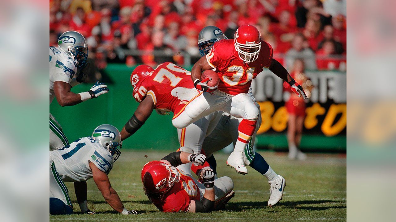 Former Chiefs star Priest Holmes graduates from Texas