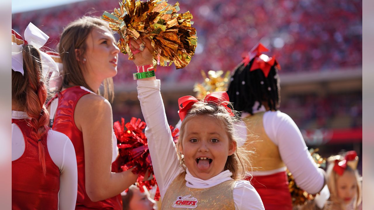 Chiefs, mother and daughter, celebrate 60 seasons of cheer with halftime  performance