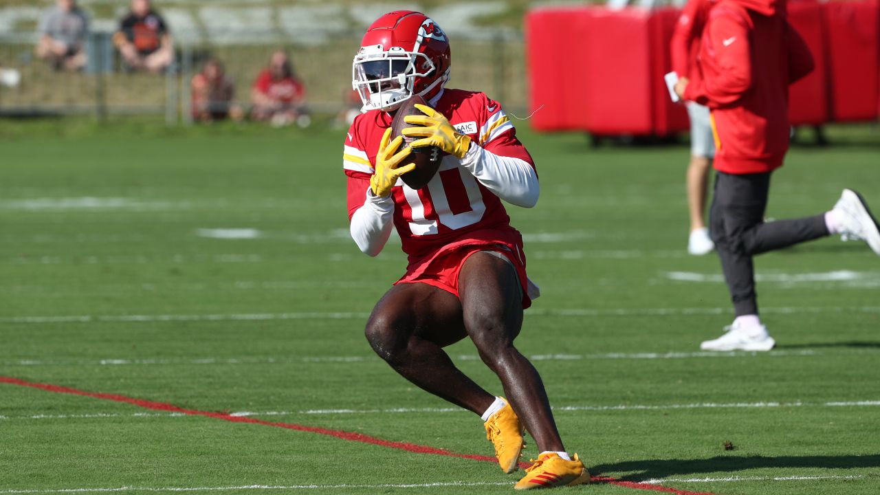 Kansas City Chiefs defensive tackle Khalen Saunders watches a drill during  NFL football training camp Thursday, Aug. 11, 2022, in St. Joseph, Mo. (AP  Photo/Charlie Riedel Stock Photo - Alamy