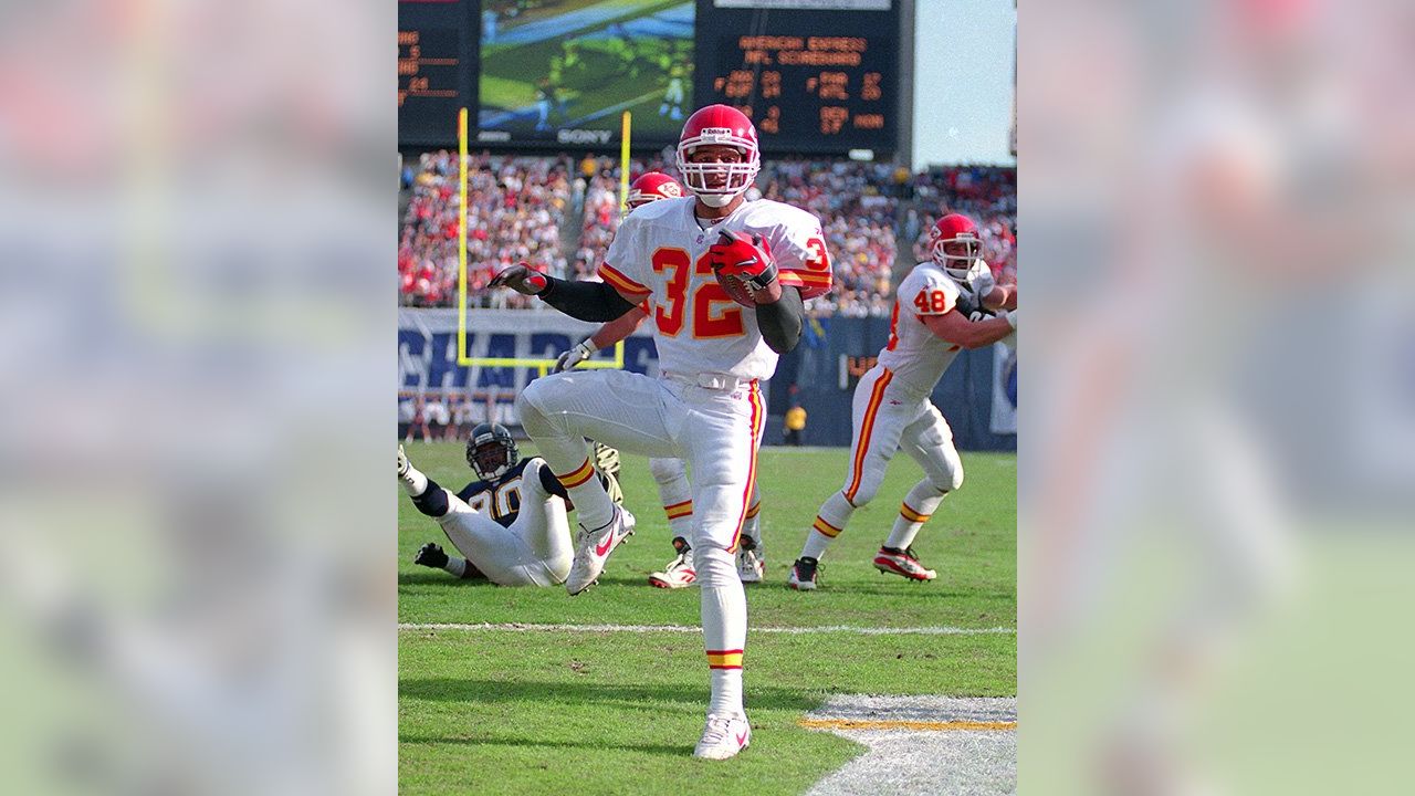 Running back Marcus Allen #32 of the Kansas City Chiefs looks on from the  sidelines.Circa the 1990's. (Icon Sportswire via AP Images Stock Photo -  Alamy