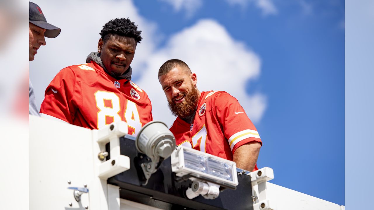 Chiefs star TE Travis Kelce rocks Bearcats hat in post game interview – The  Front Office News