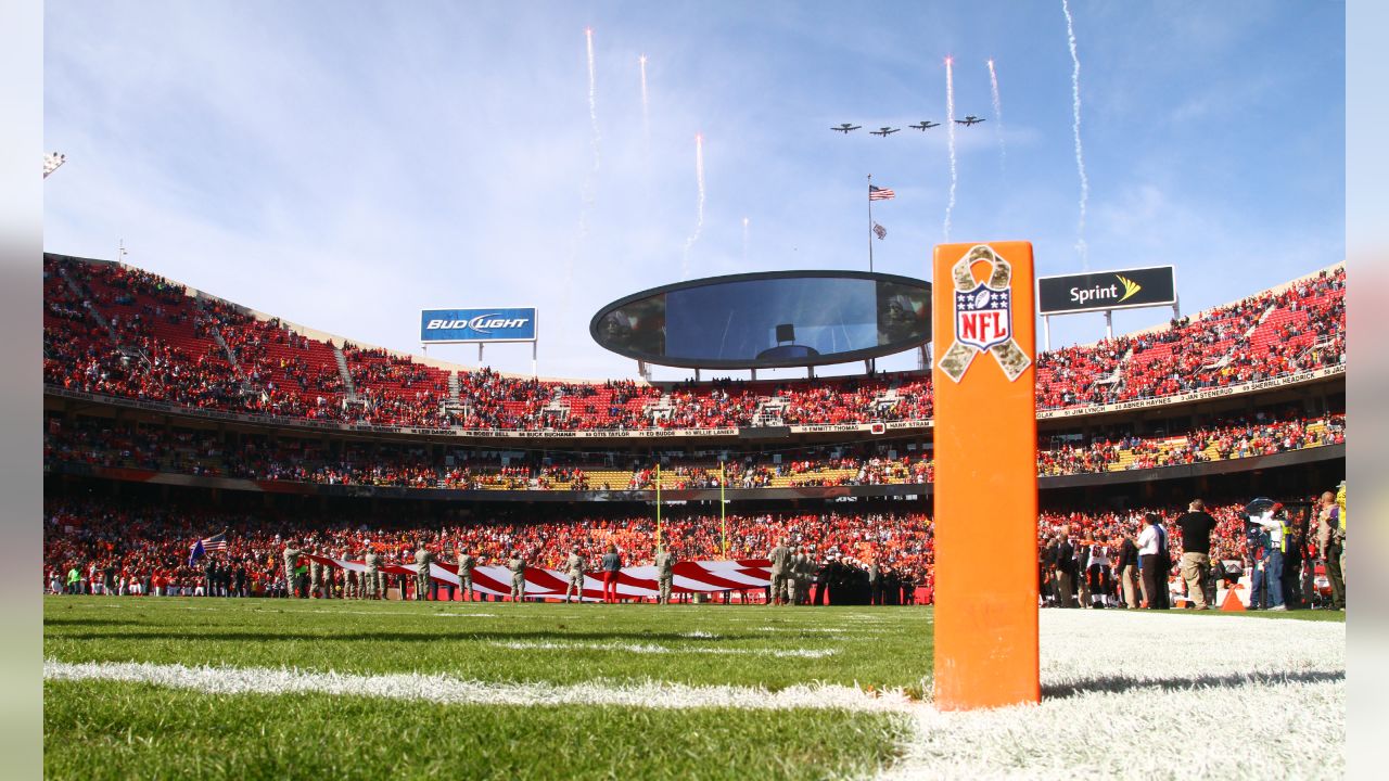 December 13, 2015: Kansas City Chiefs outside linebacker Tamba Hali (91)  during the NFL game between the San Diego Chargers and the Kansas City  Chiefs at Arrowhead Stadium in Kansas City, MO