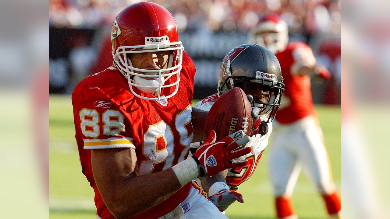 Chiefs Tight End Tony Gonzalez Inducted into Pro Football Hall of Fame