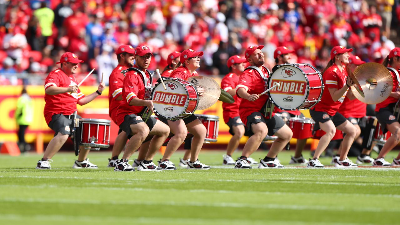 Fans on Chippewa cheer Bills to victory over Chiefs together