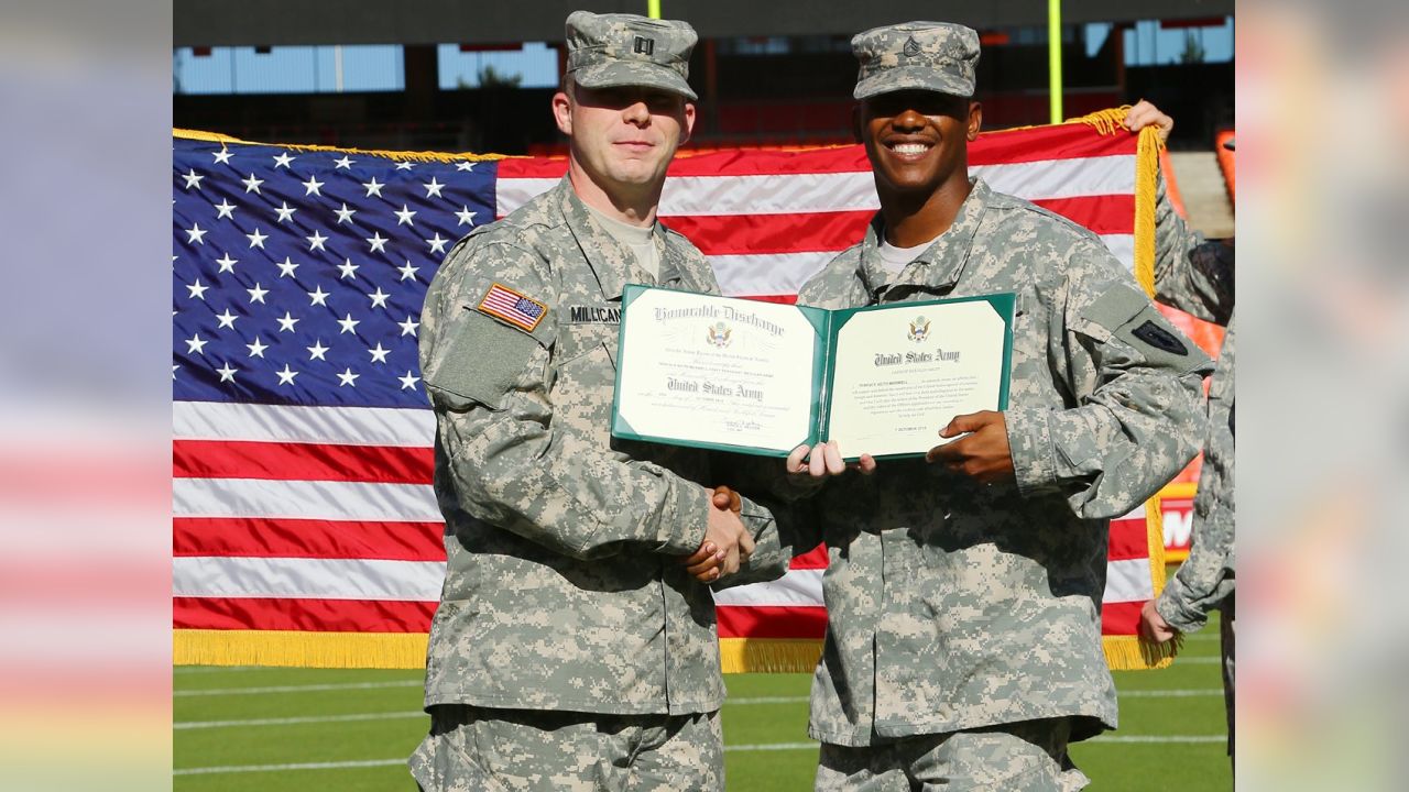 DVIDS - Images - 653rd RSG commander conducts reenlistment ceremony at NFL  game [Image 5 of 6]