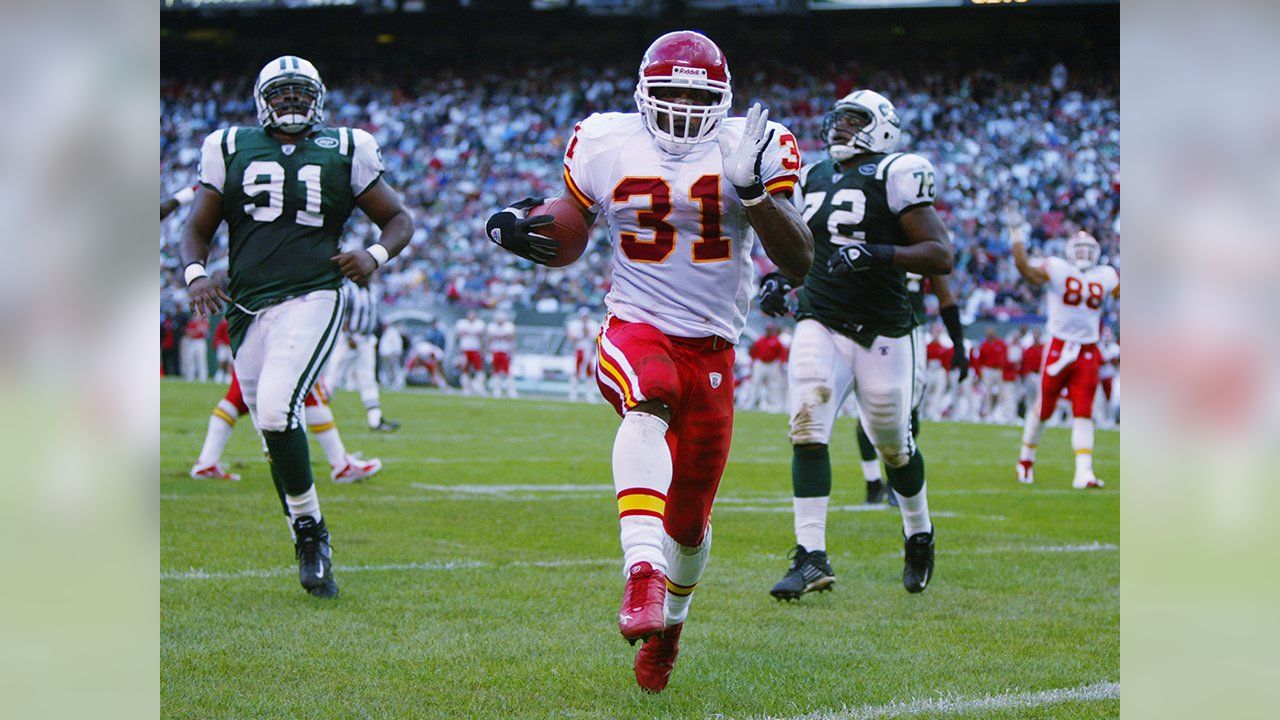 Former Chiefs star Priest Holmes graduates from Texas