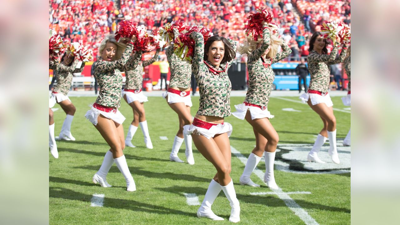 Tennessee Titans cheerleaders visit Destin for annual calendar