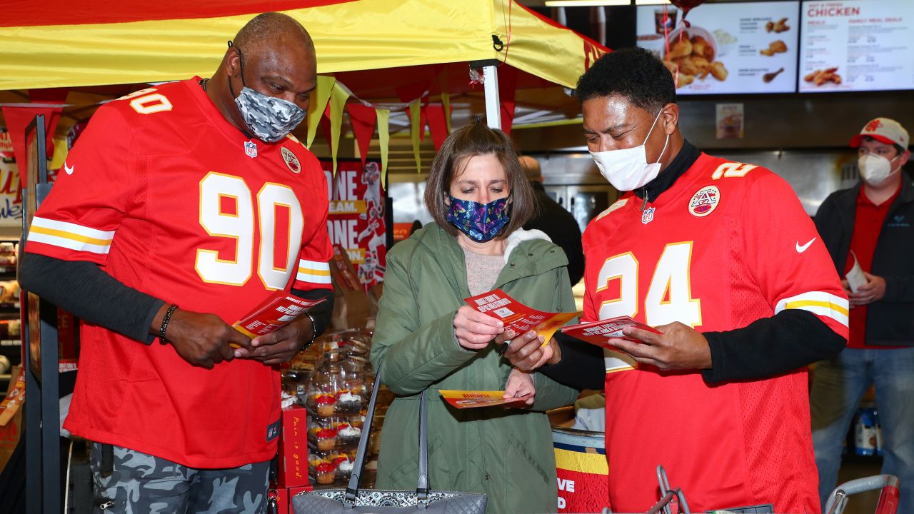 Lee's Summit Hy-Vee helping Chiefs fans gear up for playoffs