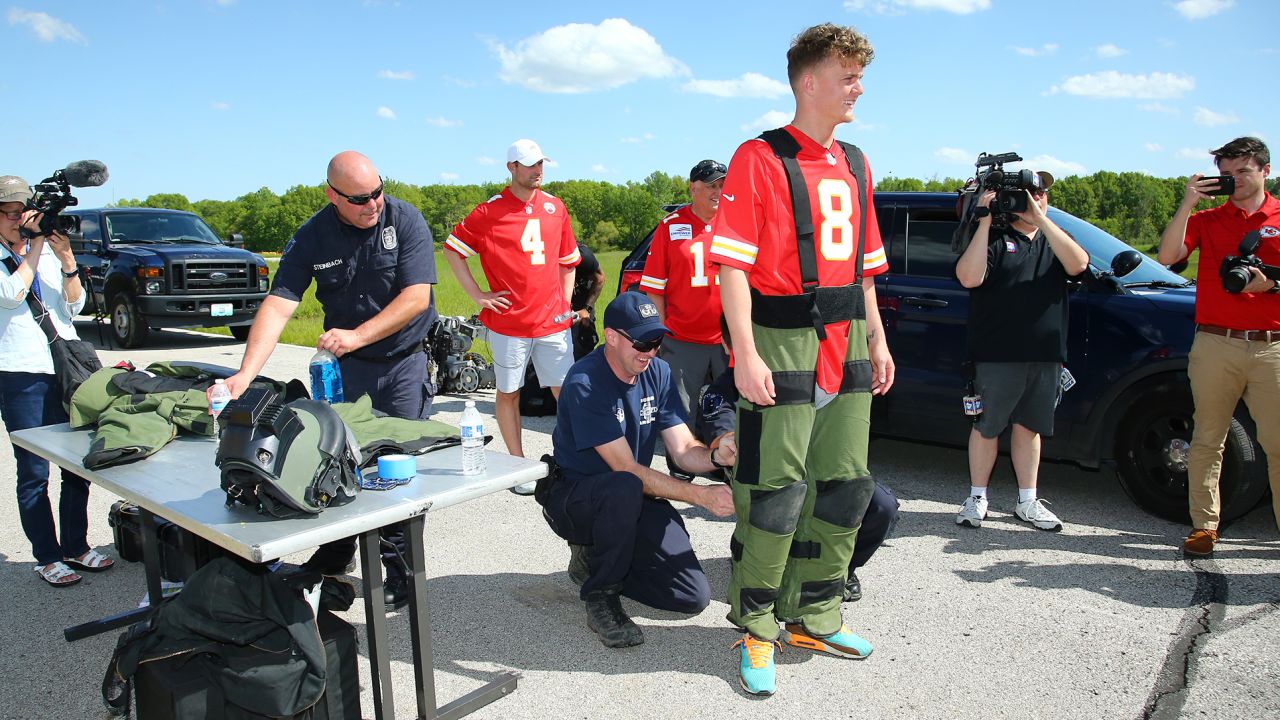 Patrick Mahomes Leads Visit to KC Regional Police Academy in Honor