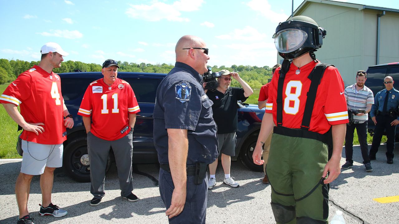 Patrick Mahomes Leads Visit to KC Regional Police Academy in Honor