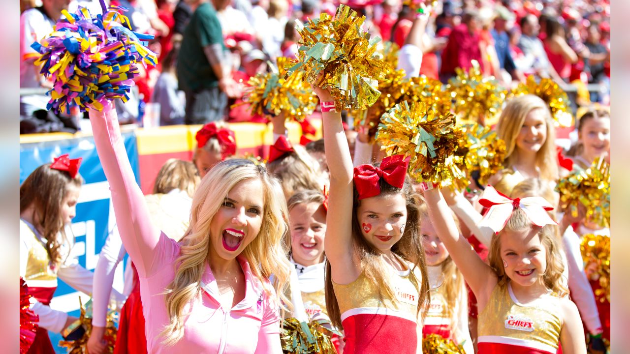 Chiefs, mother and daughter, celebrate 60 seasons of cheer with halftime  performance