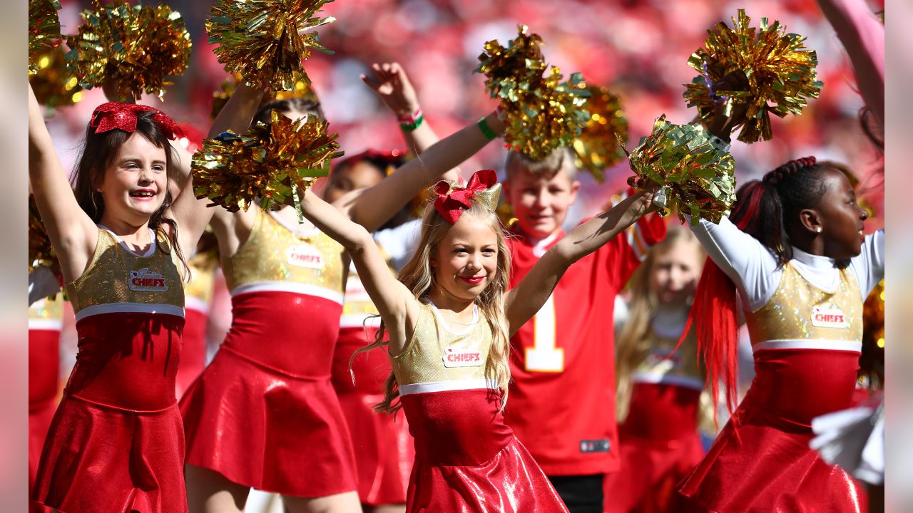 Chiefs, mother and daughter, celebrate 60 seasons of cheer with halftime  performance