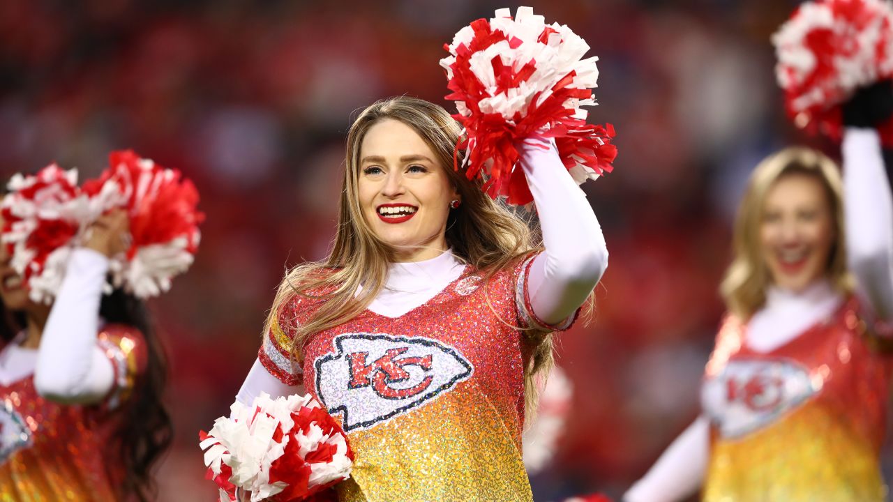 Chiefs, mother and daughter, celebrate 60 seasons of cheer with halftime  performance