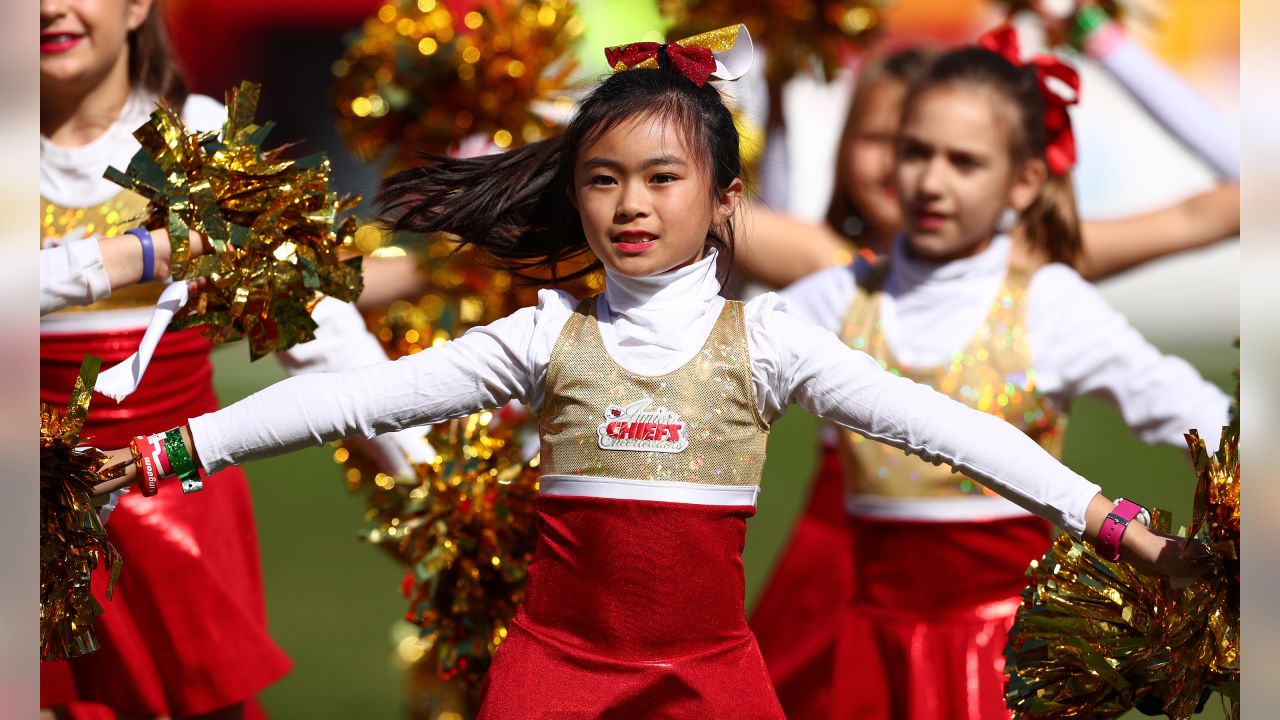 Chiefs, mother and daughter, celebrate 60 seasons of cheer with halftime  performance