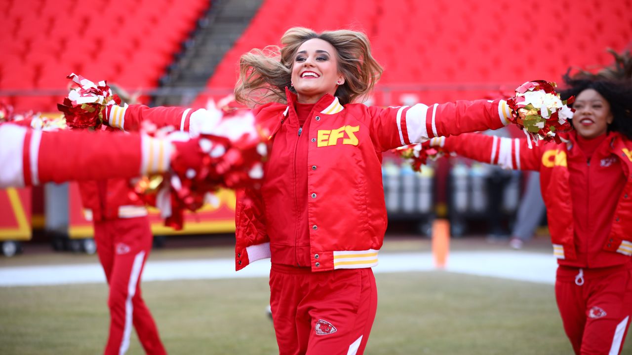 A Kansas City Chiefs cheerleader before an NFL preseason game between  Kansas  city chiefs cheerleaders, Kansas city chiefs, Women leggings outfits