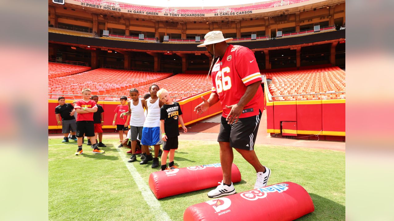 Chiefs to host youth football camp with Will Shields