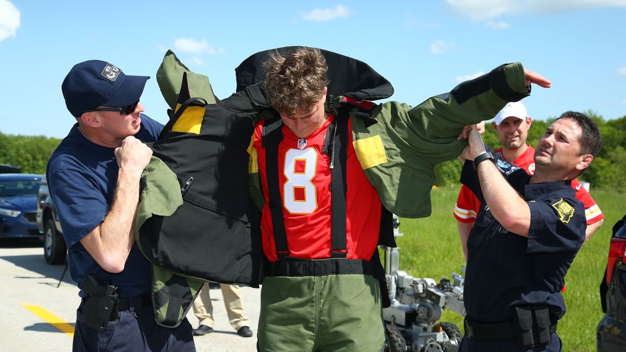 Patrick Mahomes Leads Visit to KC Regional Police Academy in Honor of  National Police Week