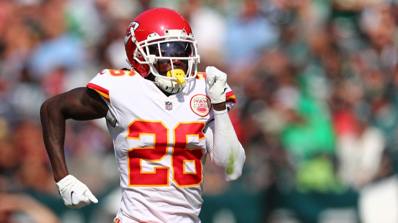 Kansas City, USA. 26th Sep, 2021. Los Angeles Chargers wide receiver Mike  Williams (81) catches the ball for a touchdown ahead of Kansas City Chiefs  free safety Tyrann Mathieu (32) at GEHA