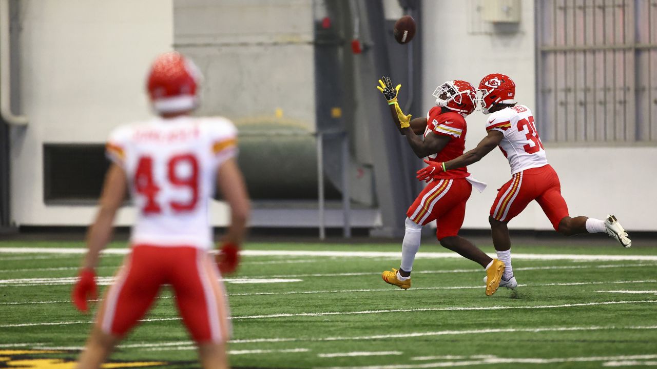 Kansas City Chiefs star Tyreek Hill returning to Eastern Iowa for another  football camp