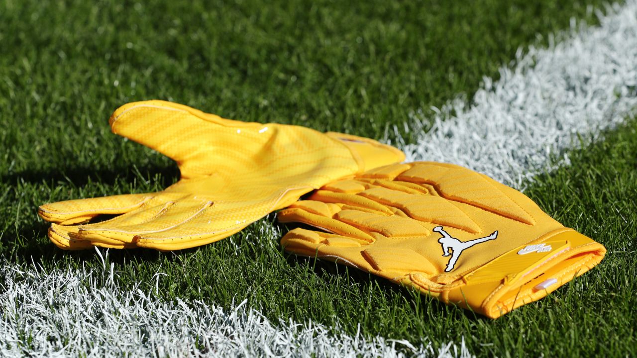 yellow gloves nfl