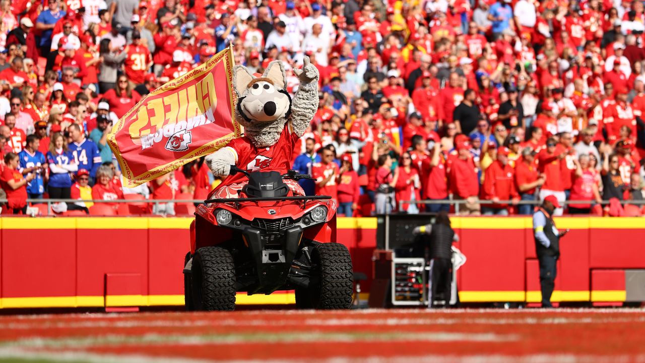 Fans on Chippewa cheer Bills to victory over Chiefs together