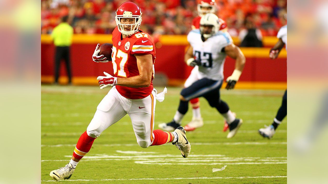 Kansas City, Missouri, USA. 30th Dec, 2018. Kansas City Chiefs tight end  Travis Kelce (87) turns up field after a reception during the NFL Football  Game between the Oakland Raiders and the