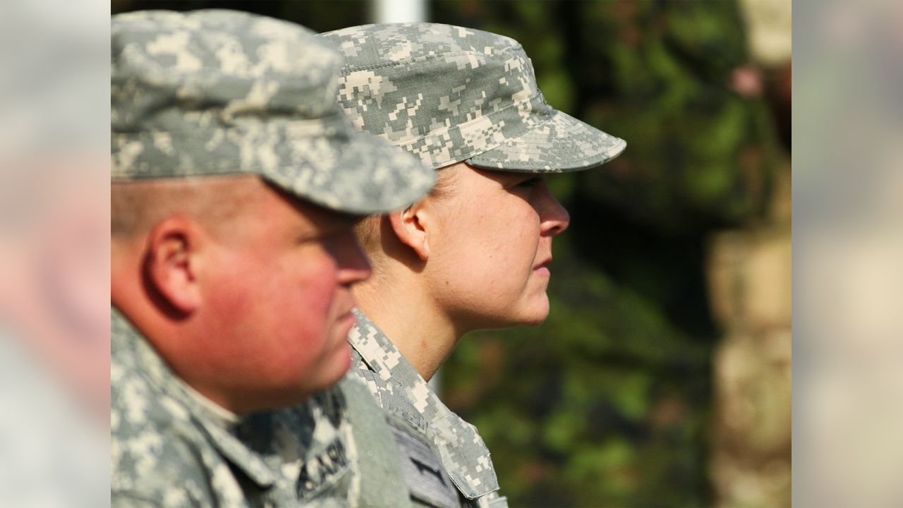 File:Kansas City Chiefs host military appreciation day at training camp  (7378597) (cropped).jpg - Wikipedia