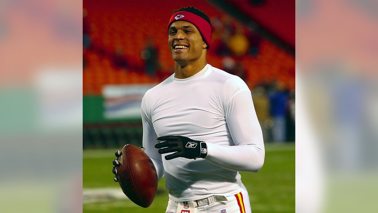 Tony Gonzalez of the Atlanta Falcons warms up prior to their NFC