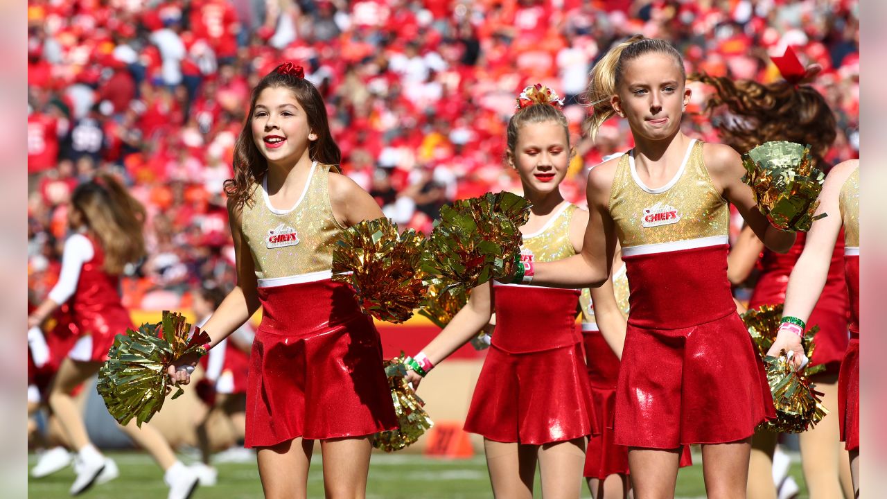 Chiefs, mother and daughter, celebrate 60 seasons of cheer with halftime  performance