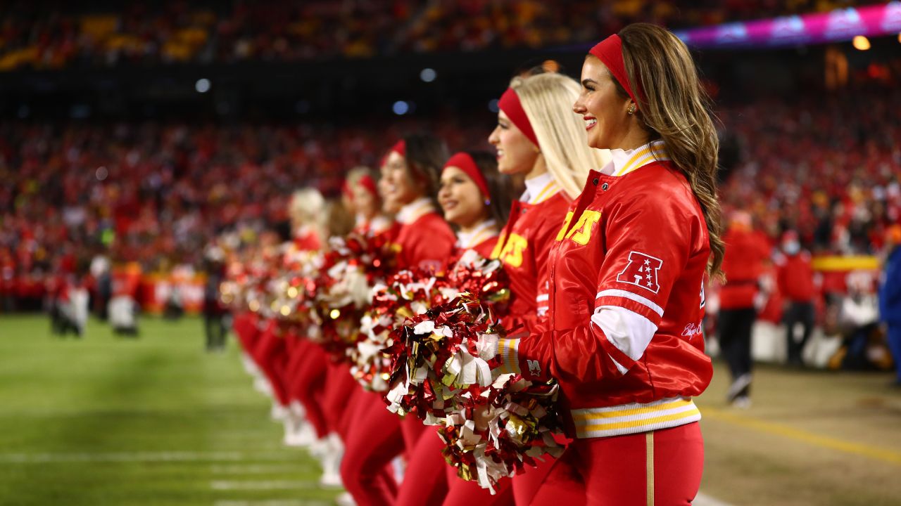 Tyreek Hill - Cheerleaders TD dance vs Steelers Wild Card Playoff 