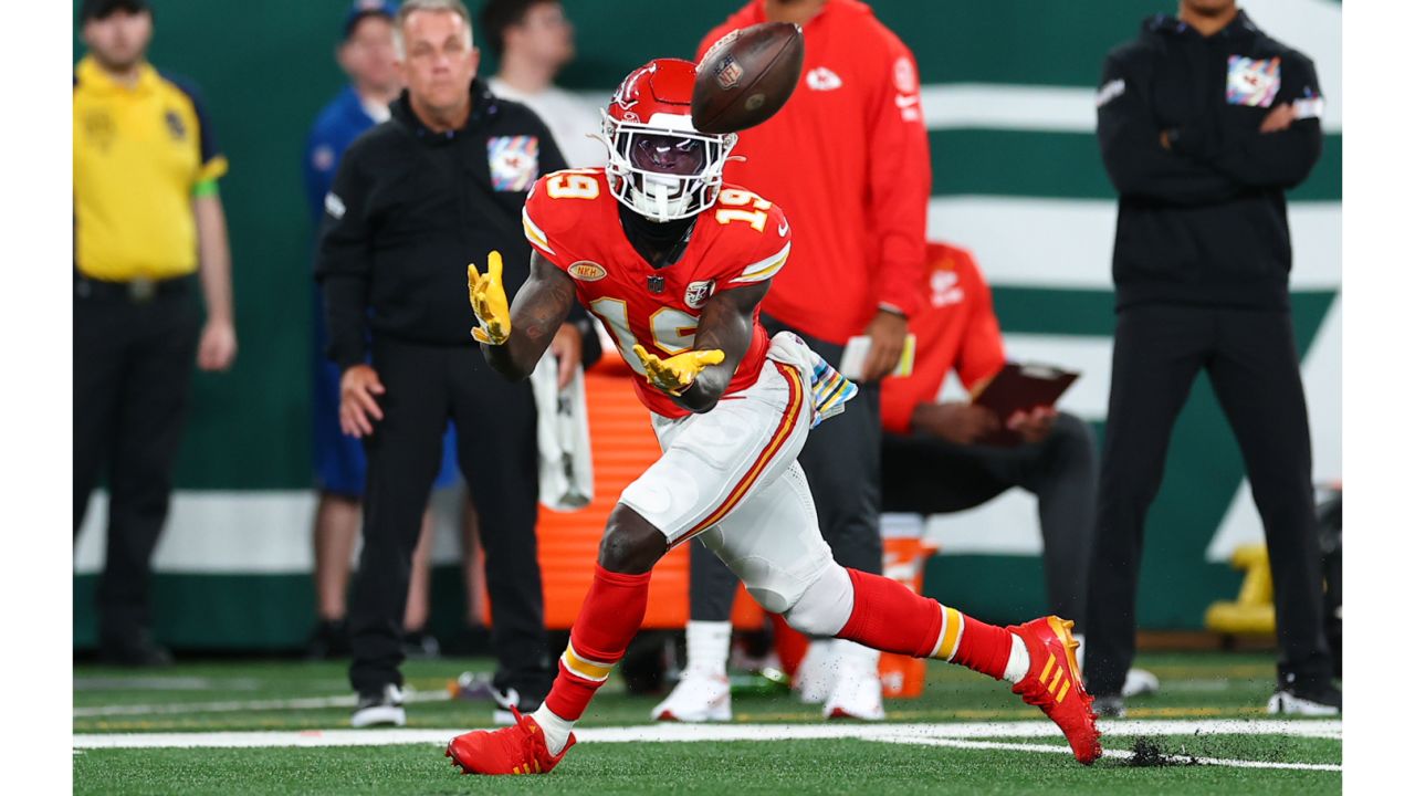 Kansas City Chiefs center Creed Humphrey talks to teammates on the bench  during the second half of an NFL football game against the Los Angeles  Rams, Sunday, Nov. 27, 2022 in Kansas