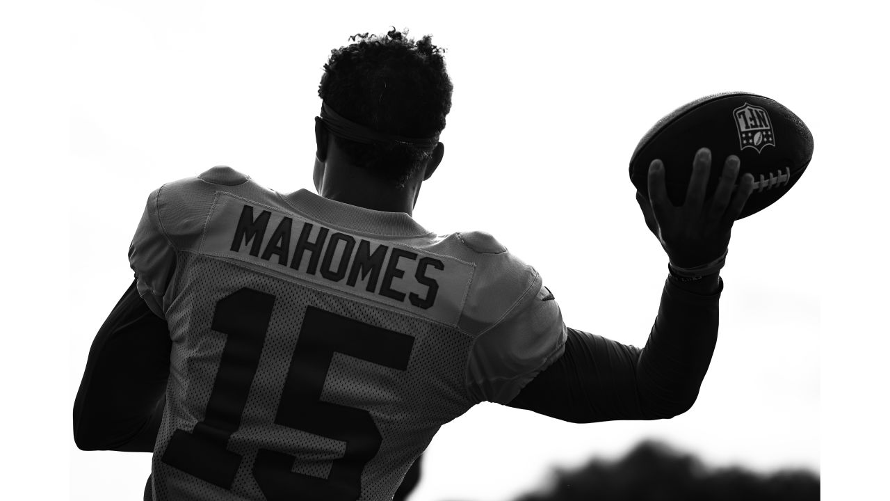 Kansas City Chiefs quarterback Patrick Mahomes (15) warms up