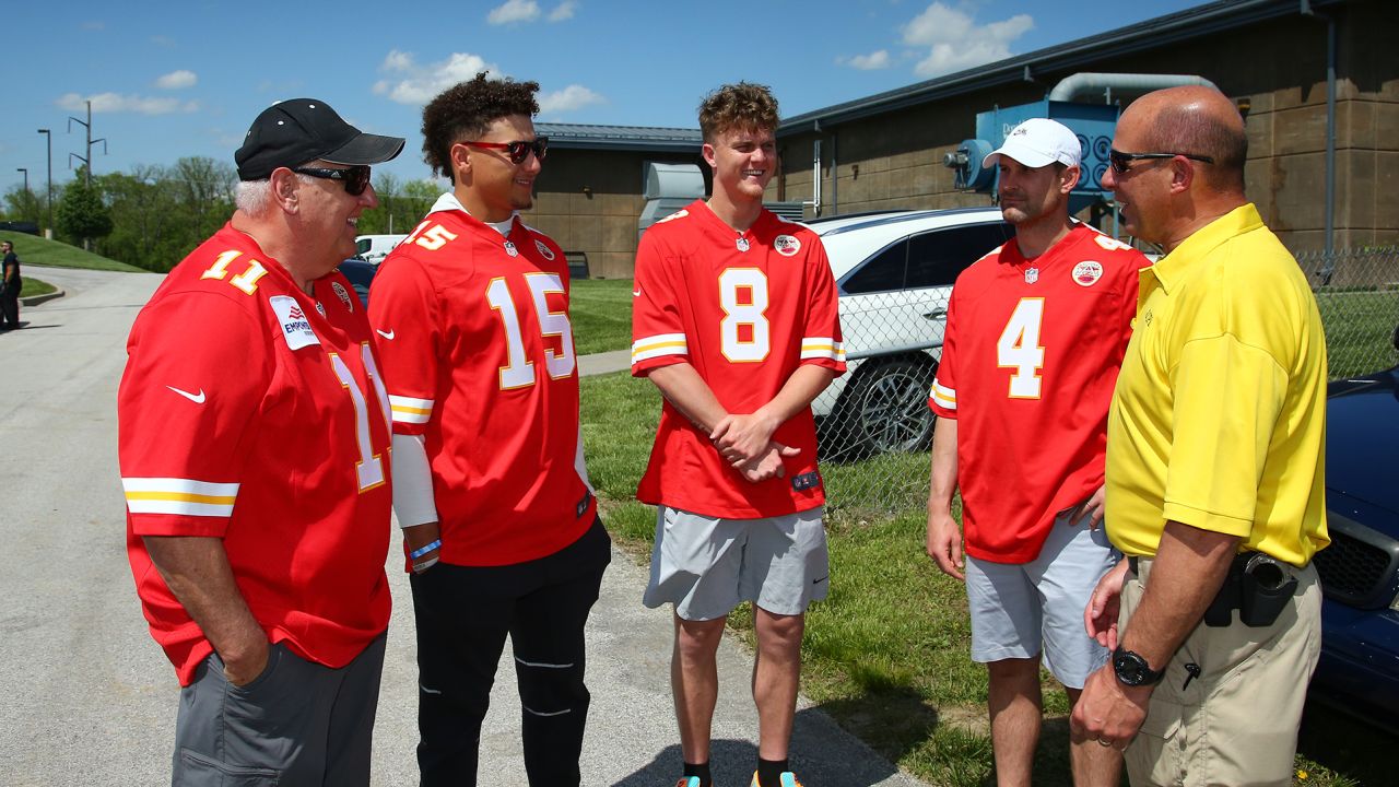 Patrick Mahomes Leads Visit to KC Regional Police Academy in Honor of  National Police Week