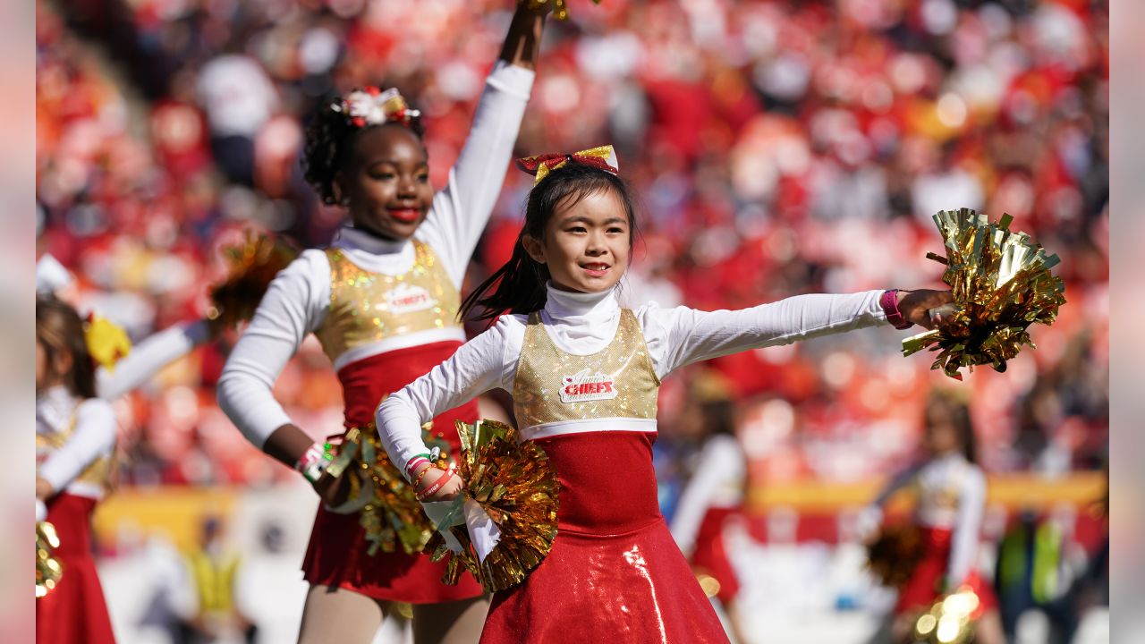 Chiefs, mother and daughter, celebrate 60 seasons of cheer with halftime  performance