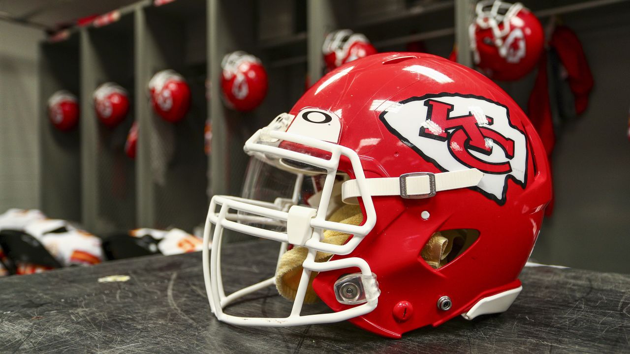 Chiefs' Blake Bell, Derrick Gore leave preseason game vs. Bears