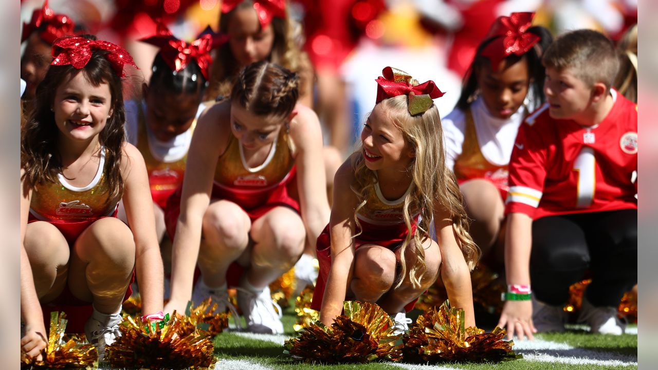 Chiefs, mother and daughter, celebrate 60 seasons of cheer with halftime  performance