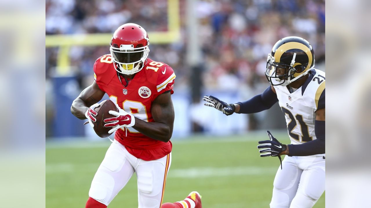 Kansas City, UK. August 09, 2018: Kansas City Chiefs wide receiver Chris  Conley (17) makes a catch before the game during the NFL Pre-Season  Football Game between the Houston Texans and the