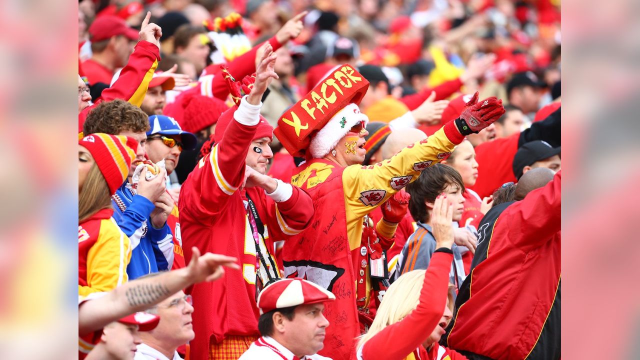 Las Vegas Raiders vs. Kansas City Chiefs. Fans support on NFL Game.  Silhouette of supporters, big screen with two rivals in background Stock  Photo - Alamy