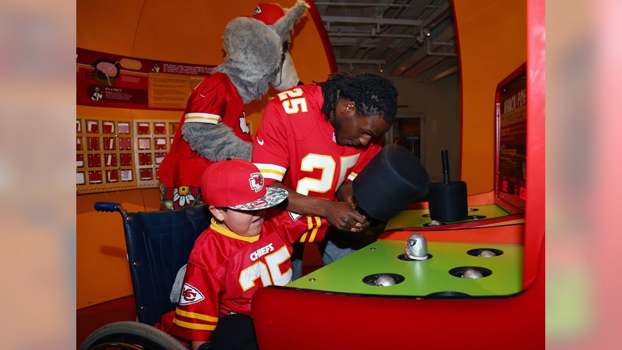 Jamaal Charles runs through Chiefs locker room as Flash for Halloween  (Video)