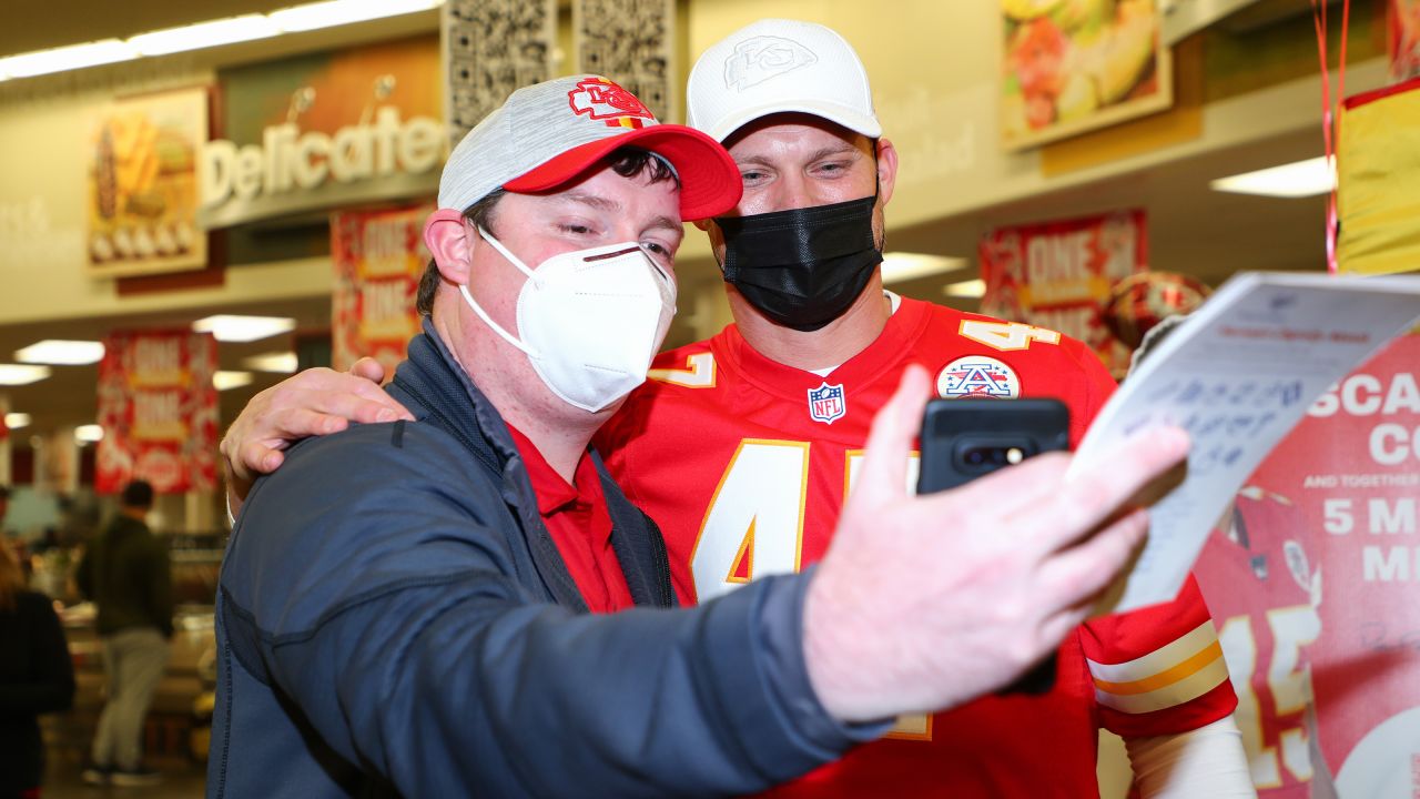 Lee's Summit Hy-Vee helping Chiefs fans gear up for playoffs